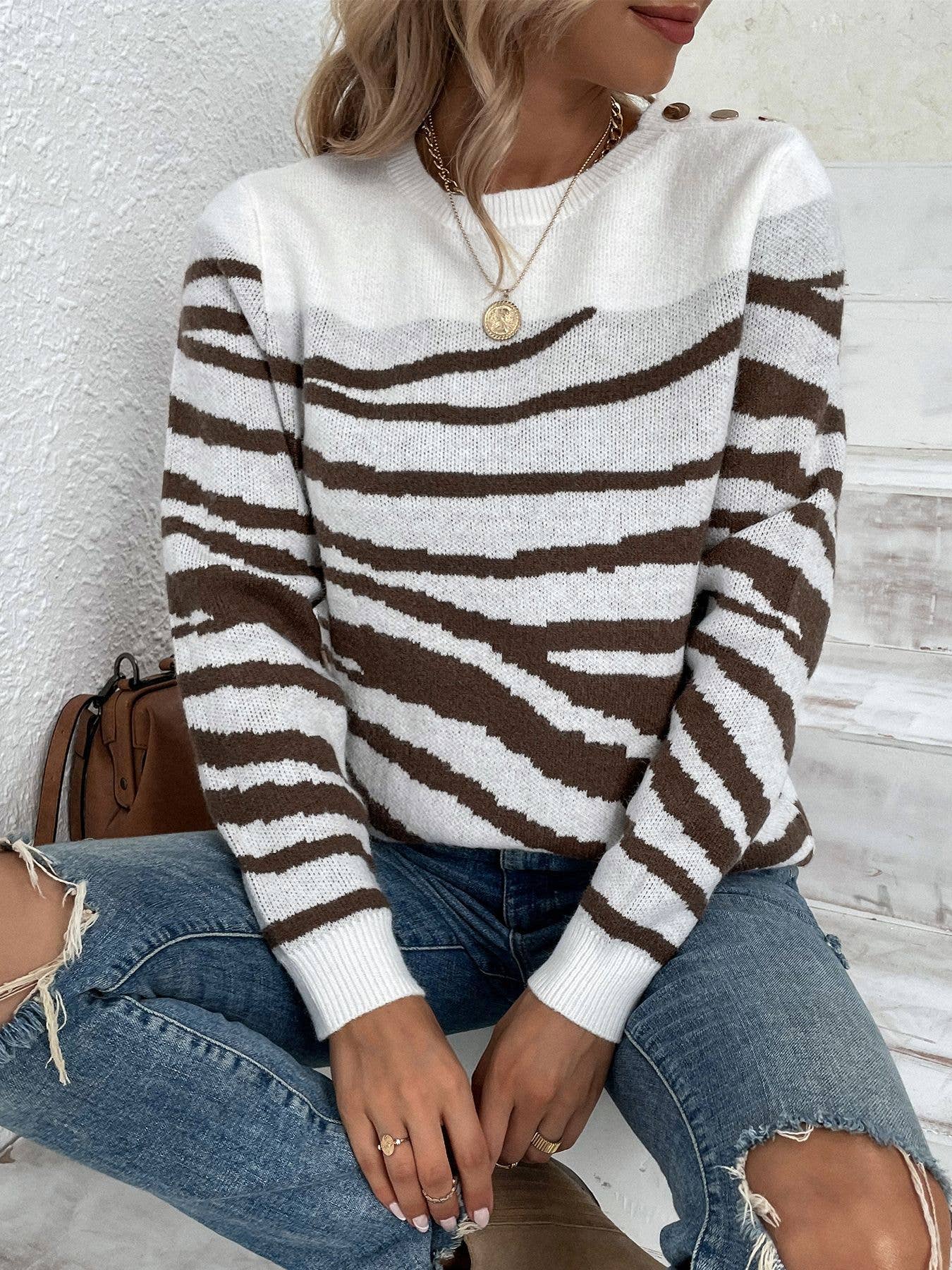 Color-blocking zebra-patterned  knitted sweater
