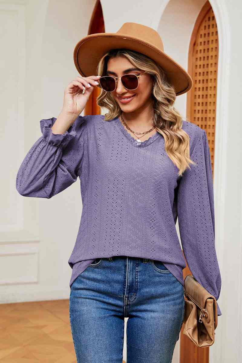CWTBLL2841_COMMUTER LACE V-NECK LONG-SLEEVED TOP