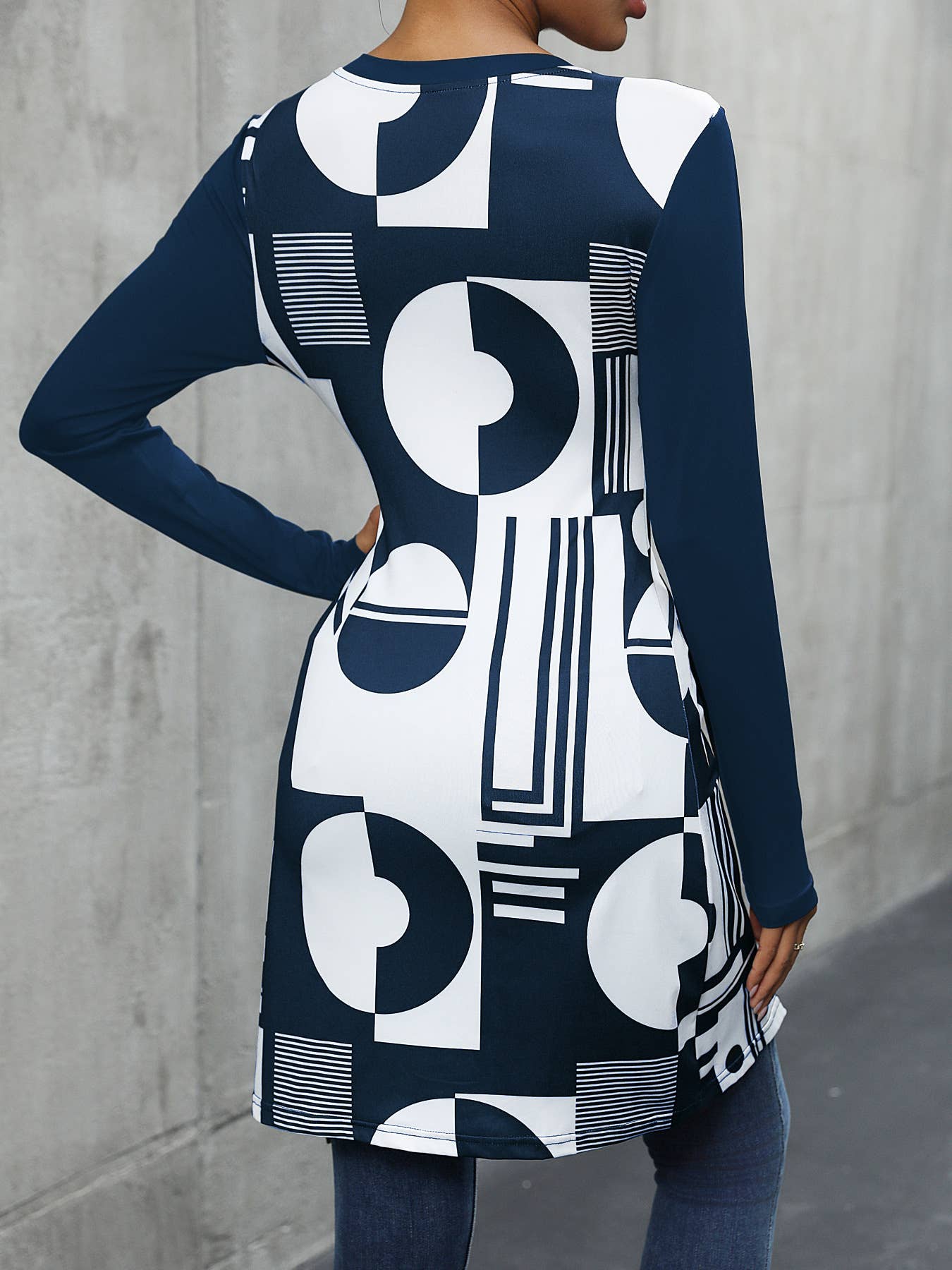 ELEGANT GEOMETRIC PRINT SLIM SLIT T-SHIRT