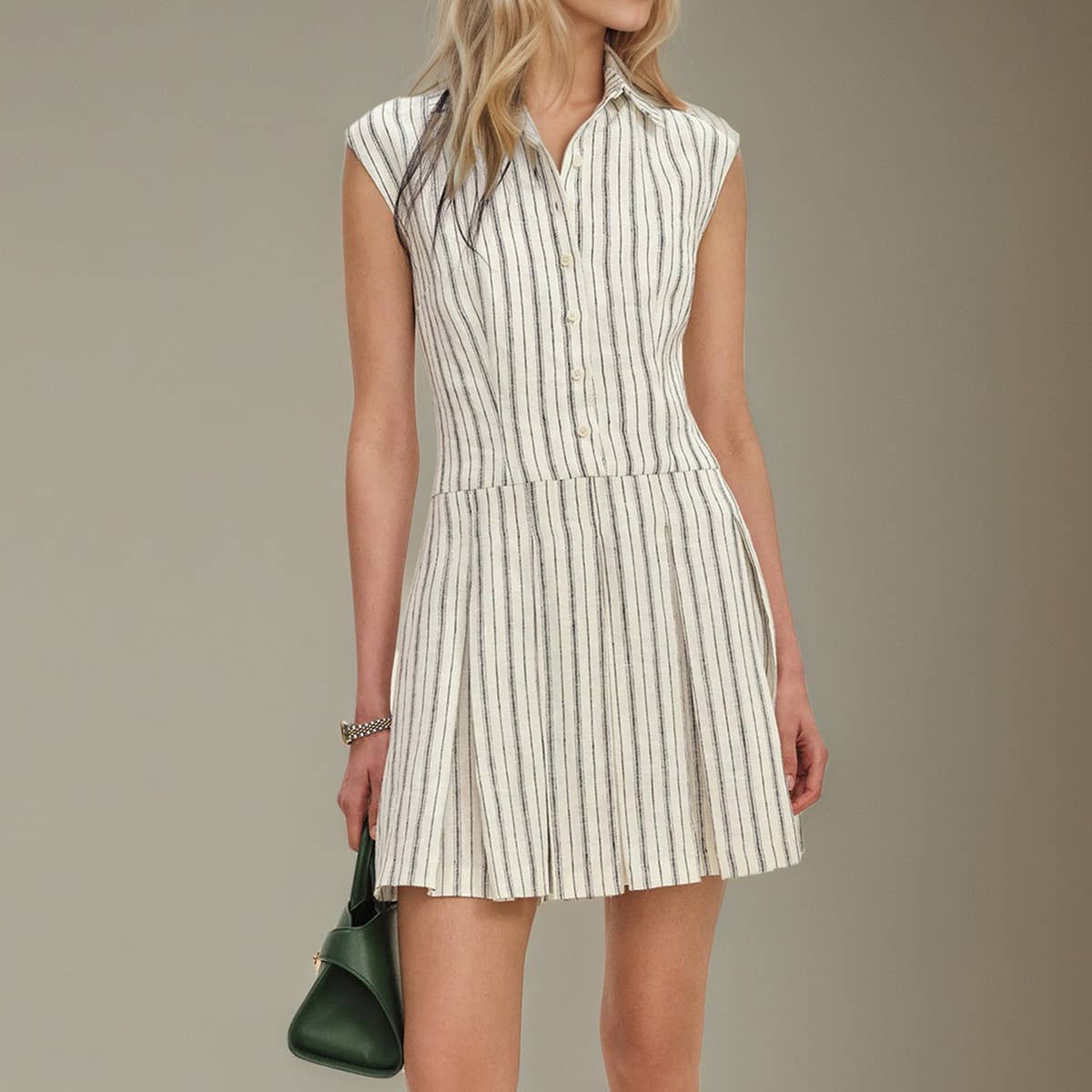 Form-fitting sleeveless single-breasted dress