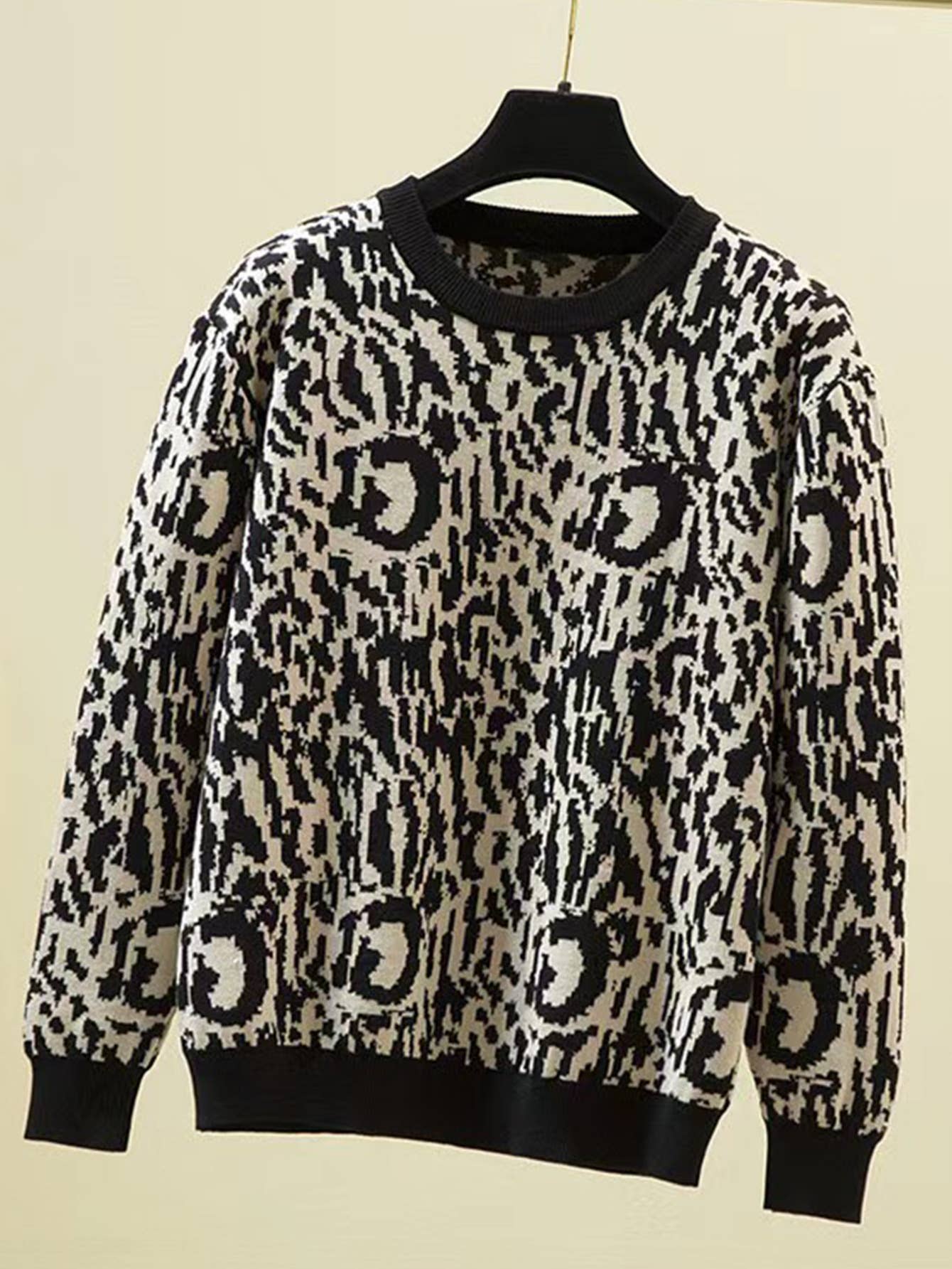 CREW-NECK BAGGY LEOPARD PRINT SWEATER BASE
