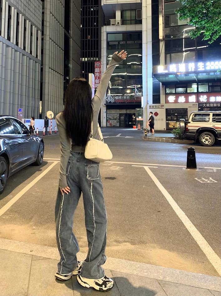 Body-hugging long-sleeved solid-color T-shirt