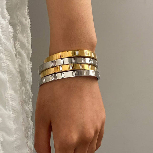 Zircon Clasp Bangle in Stainless Titanium Steel_CWAJE4875
