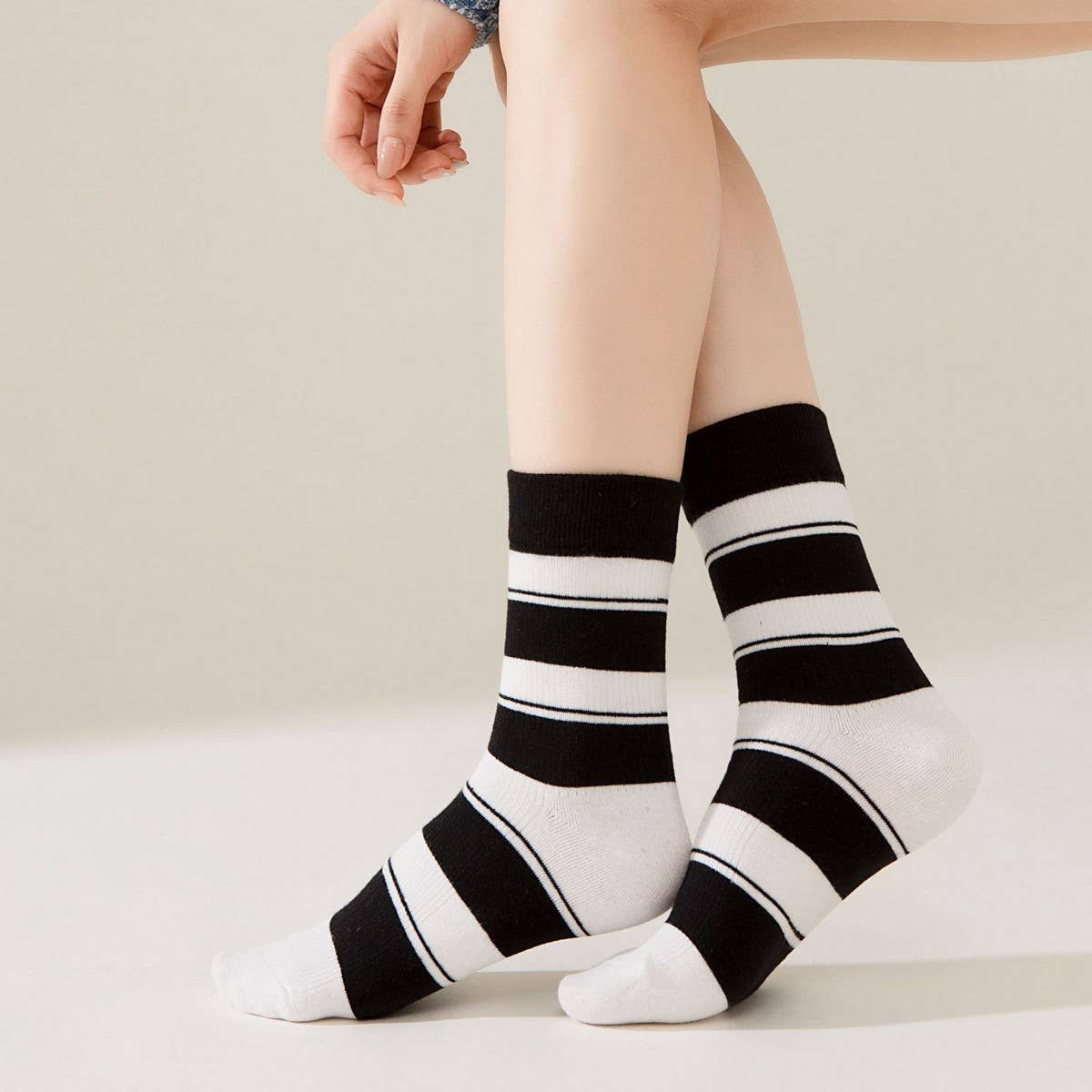 NEW STRIPED COTTON MID-TUBE SOCKS FOR WOMEN_CWMS1351