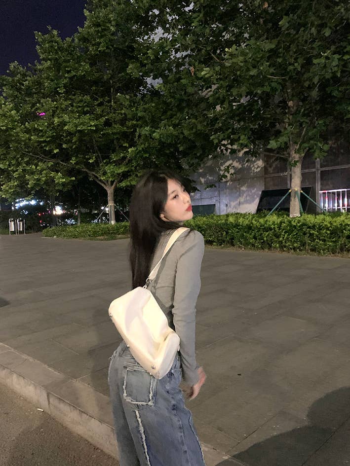 Body-hugging long-sleeved solid-color T-shirt