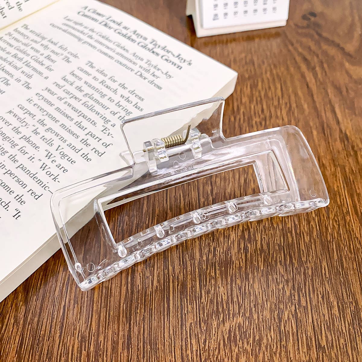 Arc-shaped semi-circular transparent gripper