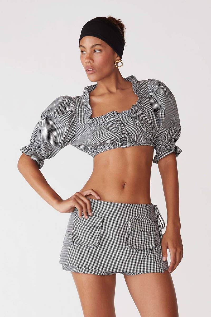 CWTBLS2074_DECORATIVE BUTTON RUFFLED CASUAL SHORT TOP