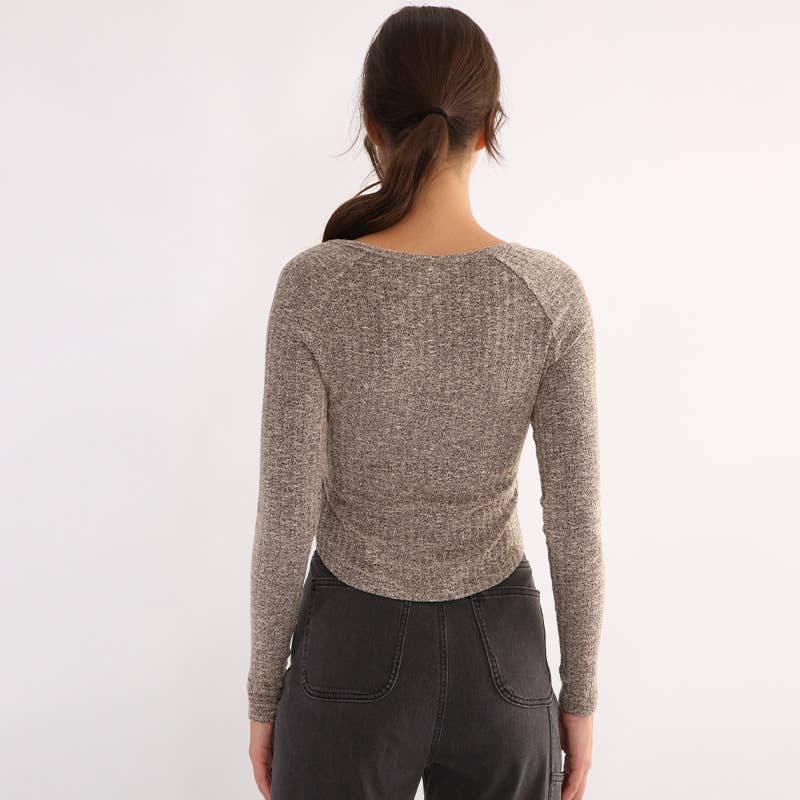 Form-fitting and versatile knitted sweater
