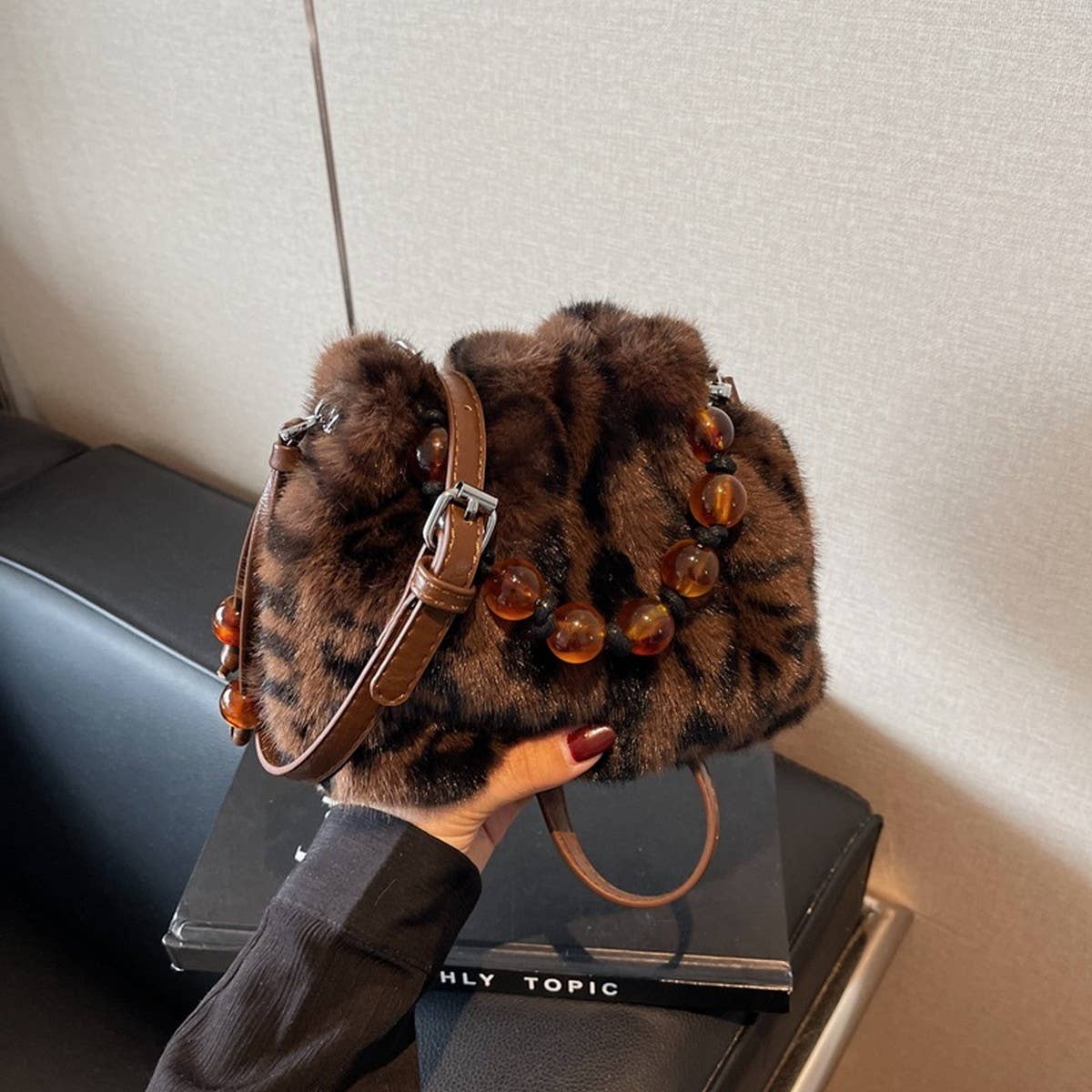 WINTER PLEATED SHOULDER AND CROSSBODY PLUSH BAG_CWAB3942