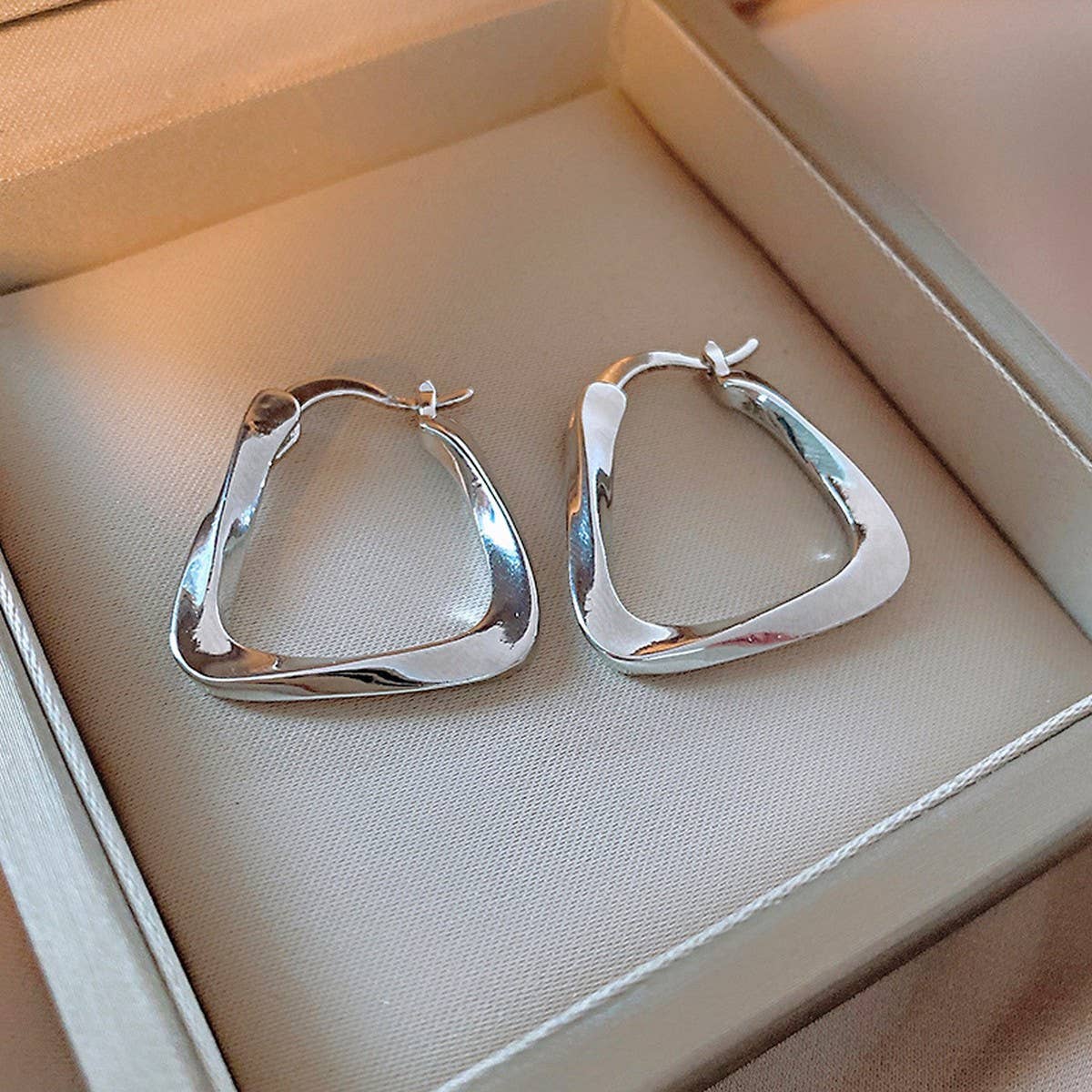 THREADED U-SHAPED SIMPLE AND FASHIONABLE EARRINGS
