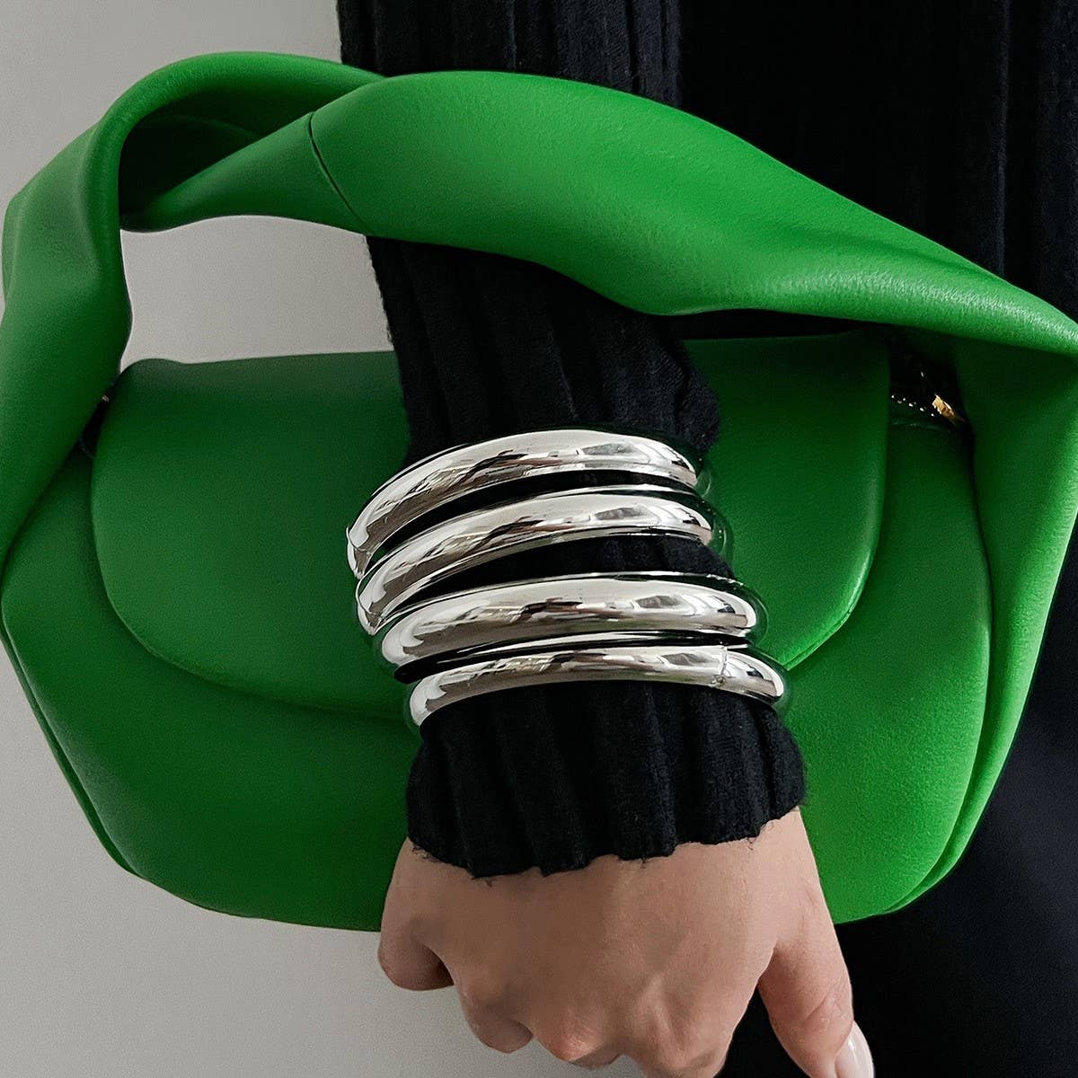 FASHIONABLE CURVED SMOOTH TWIST BRACELET