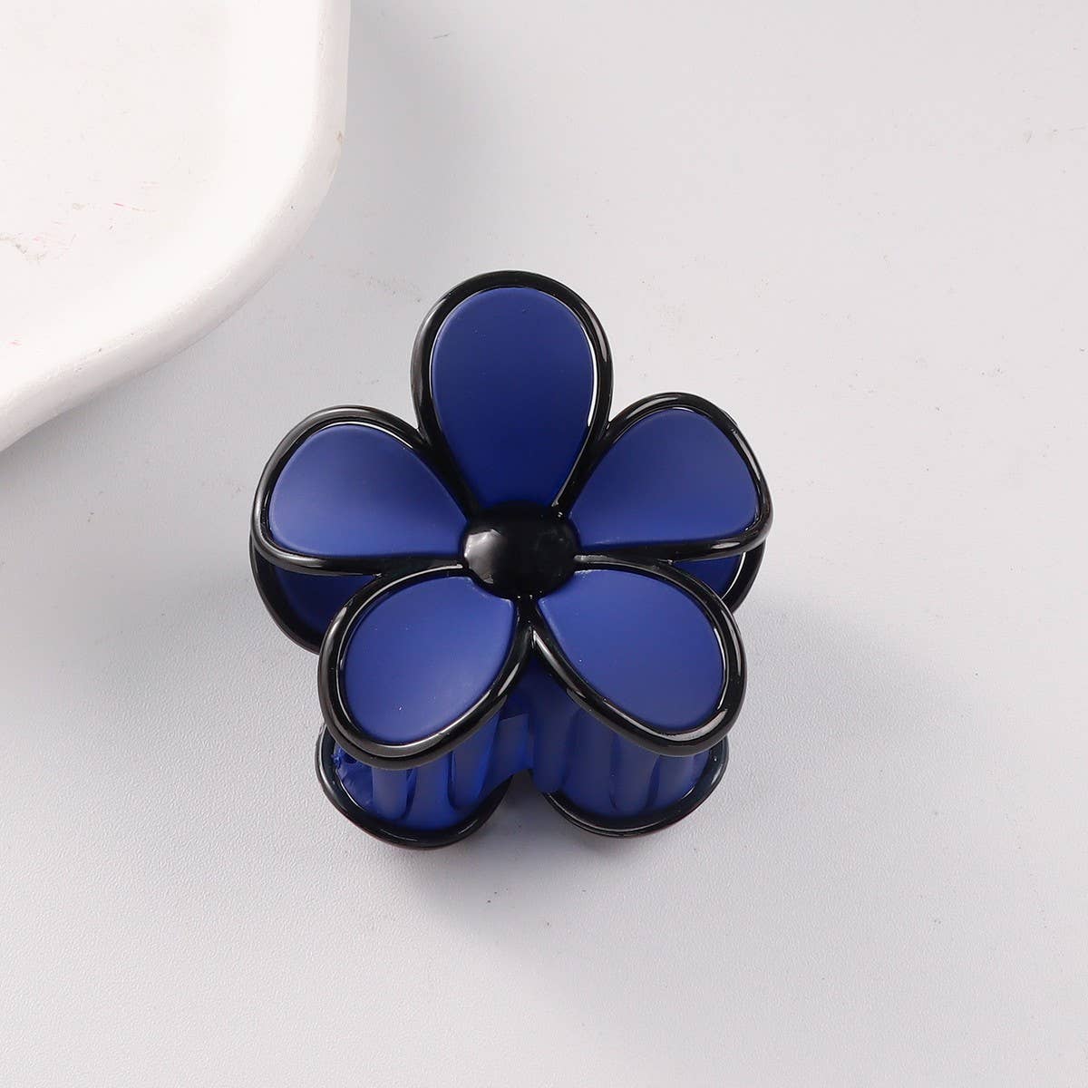 CWAHA1398_ELEGANT BLACK BORDER FLOWER HAIR CLAW CLIP