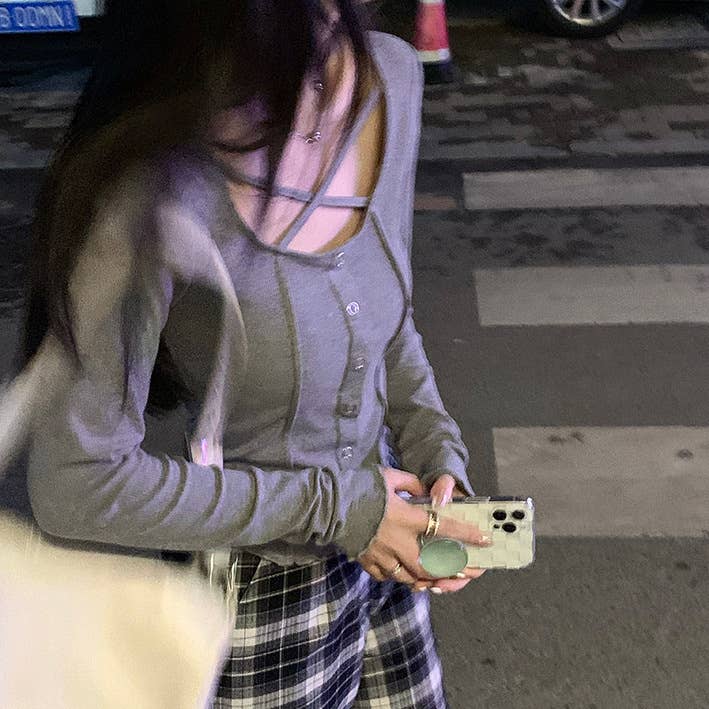 Body-hugging long-sleeved solid-color T-shirt