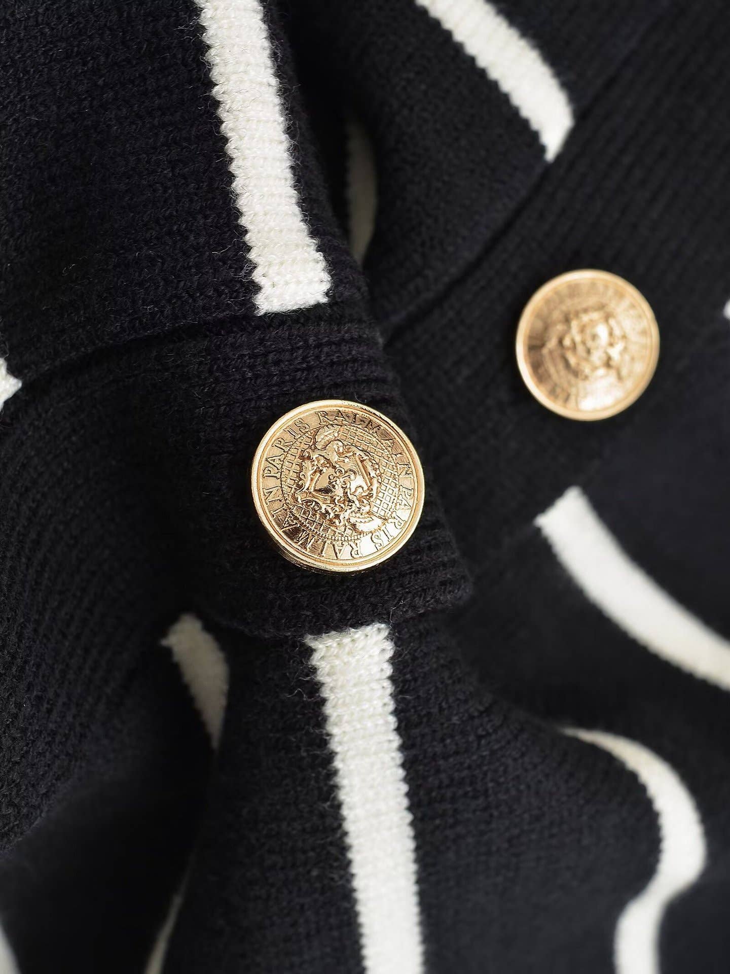 CREW-NECK COLOR-STRIPED SINGLE-BREASTED CARDIGAN