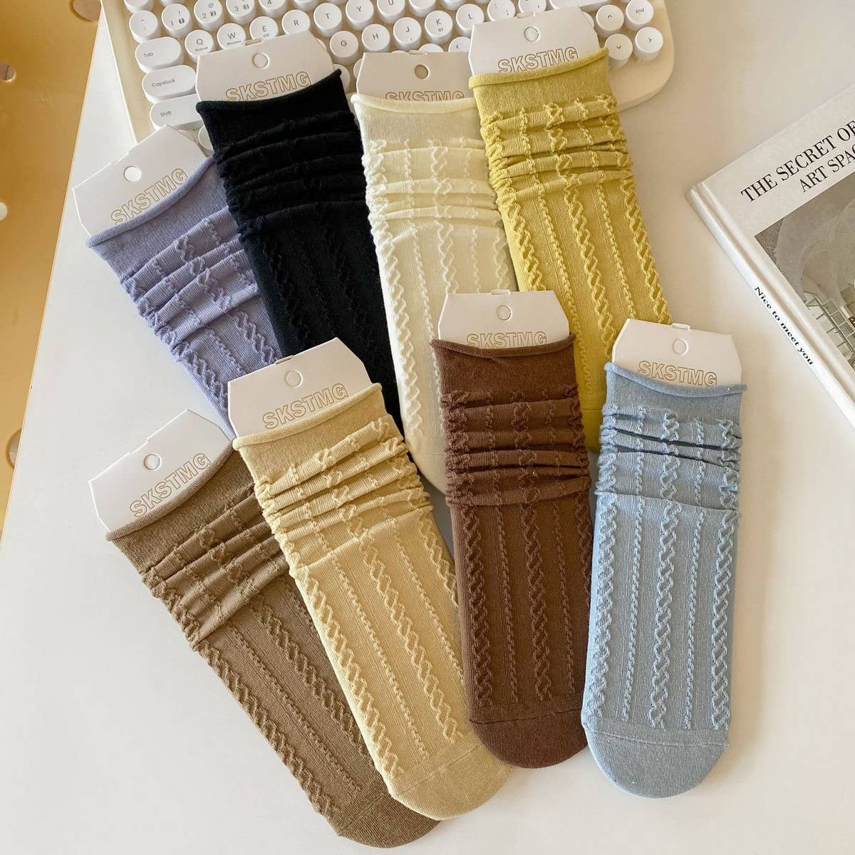 MIDDLE-TUBE STRAIGHT SOCKS WITH CURLED EDGES