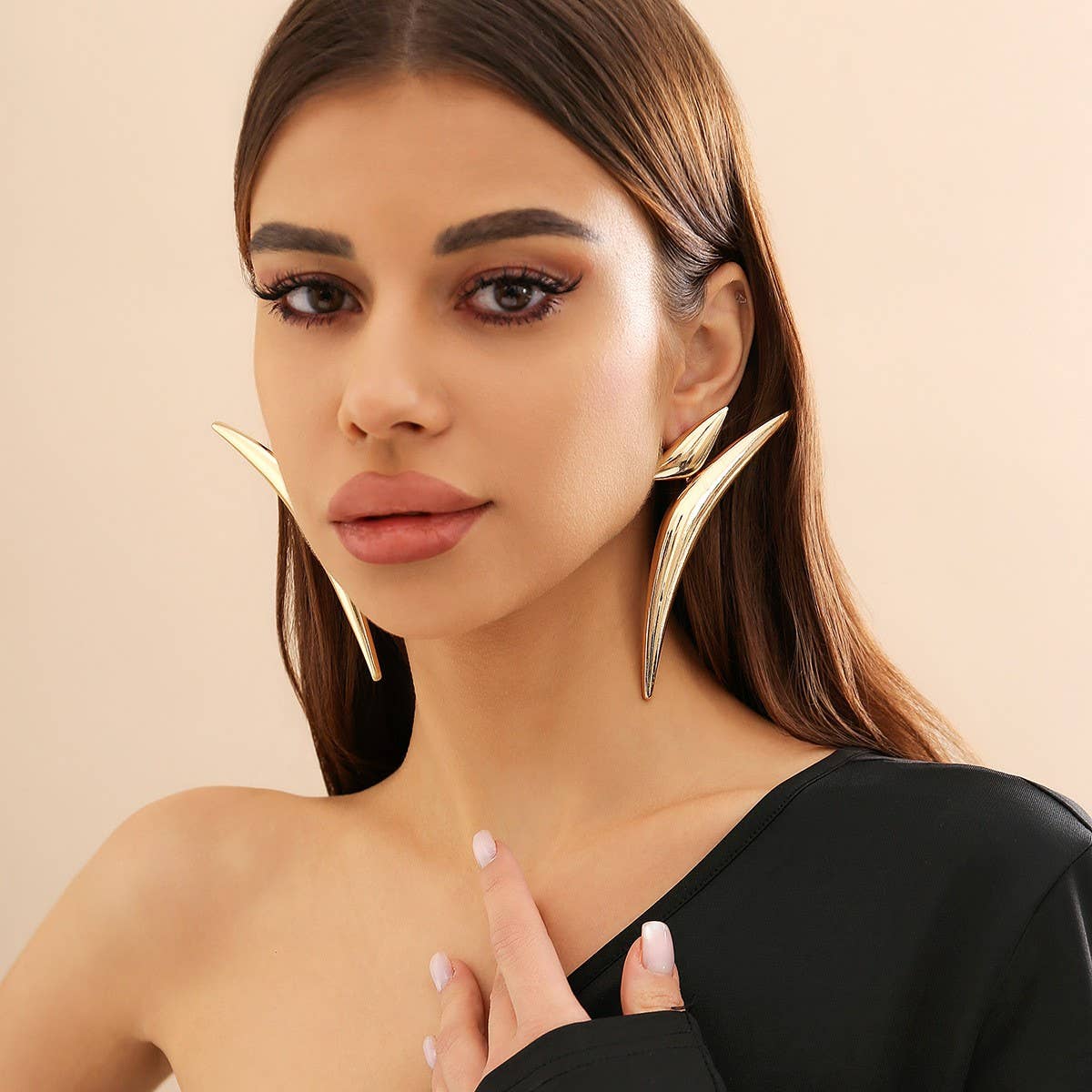 SIMPLE DESIGN POINTED EARRINGS_CWAJE1150