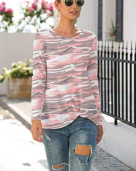 CAMO PRINT TWIST WAFFLE T-SHIRT WITH LOOSE HEM