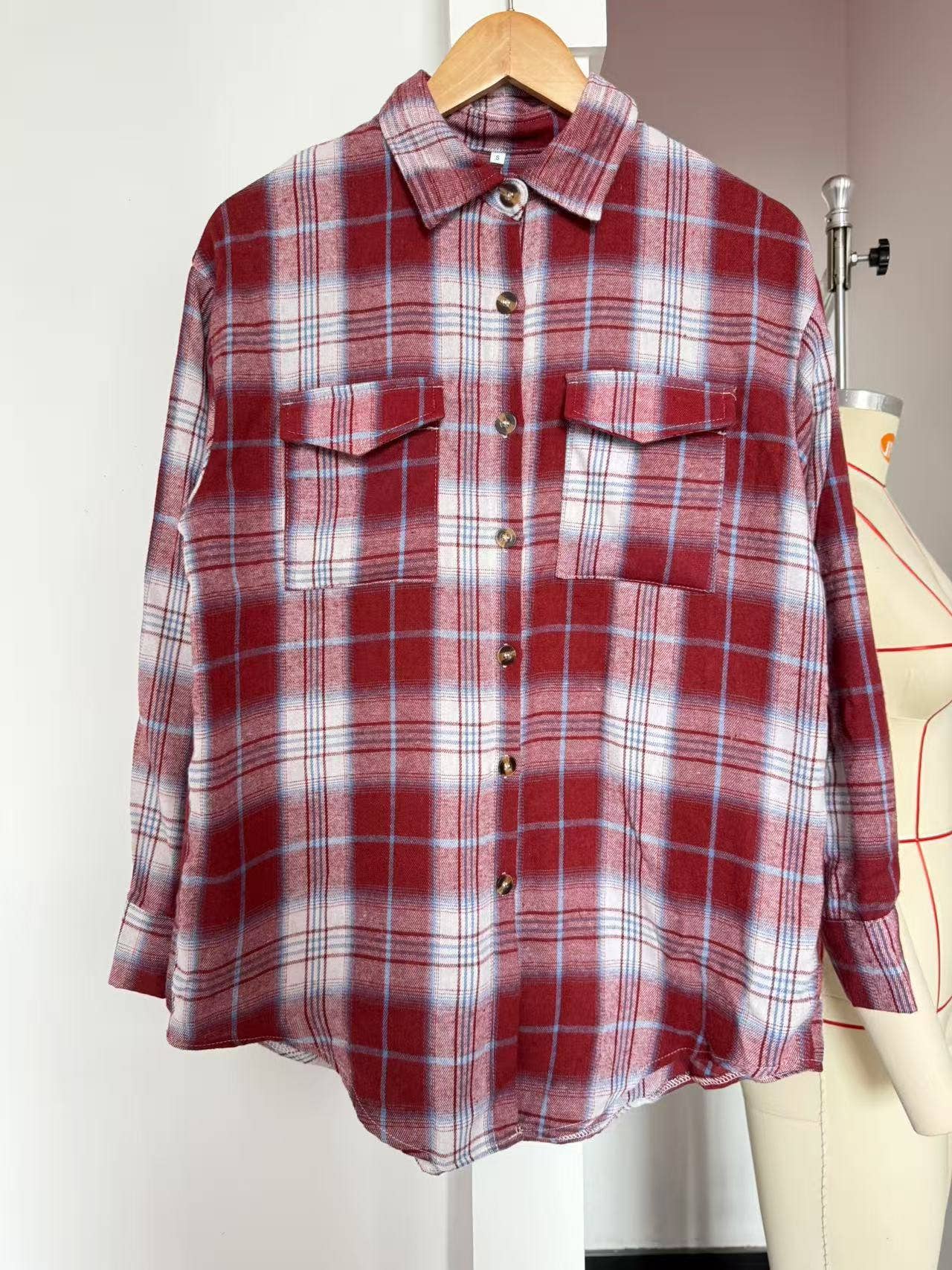 Casual and fashionable checkered pocket shirt