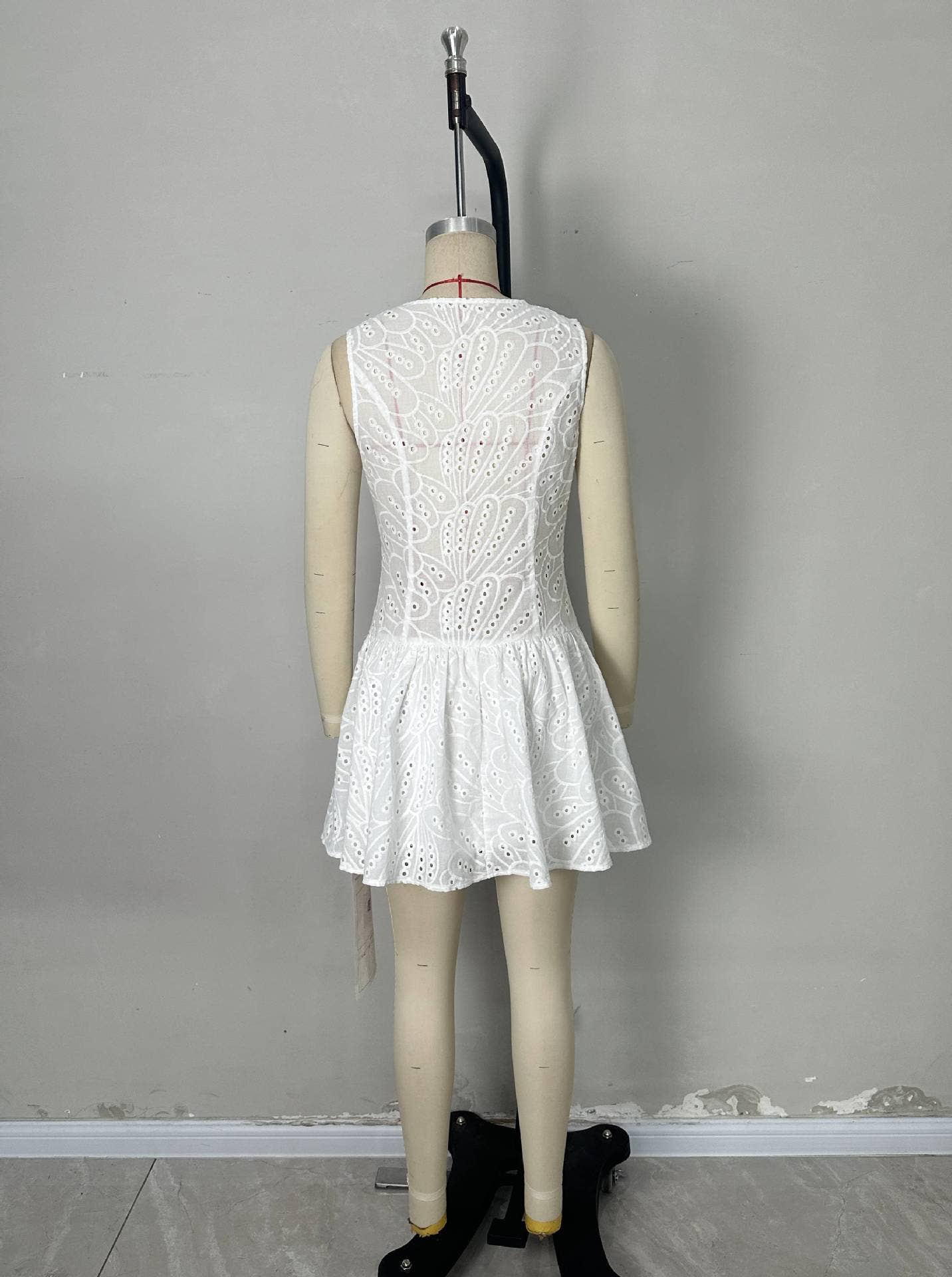 Form-fitting sleeveless single-breasted dress