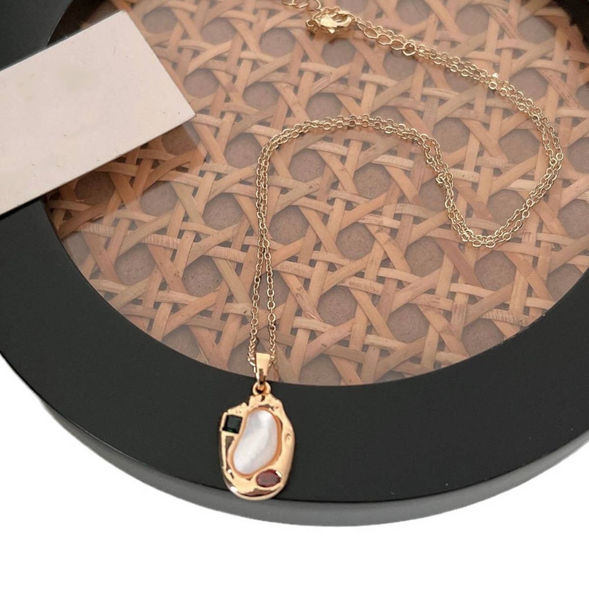 IRREGULAR GEOMETRIC SHELL PENDANT NECKLACE