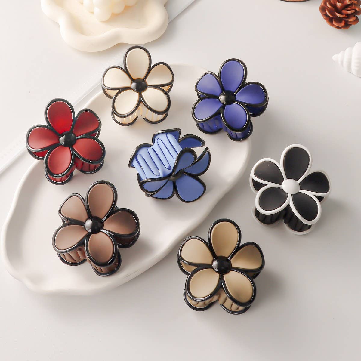 CWAHA1398_ELEGANT BLACK BORDER FLOWER HAIR CLAW CLIP