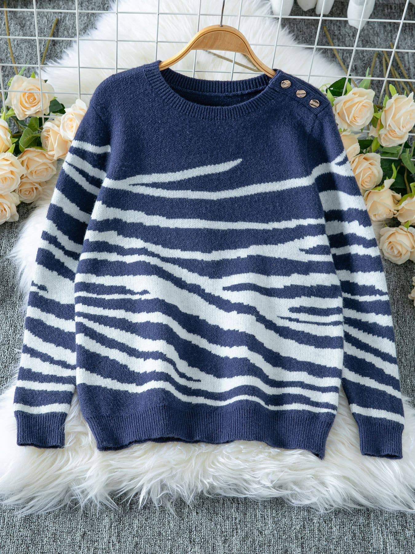 Color-blocking zebra-patterned  knitted sweater