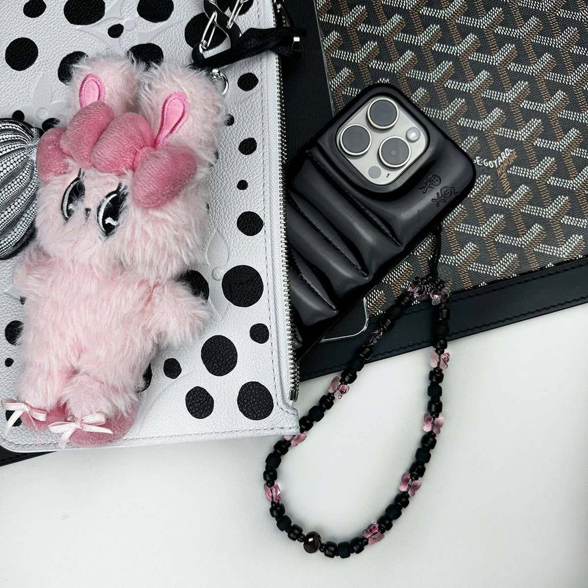 CWMM8729_CRYSTAL BUTTERFLY BLACK ROSE BEADED PHONE CHAIN