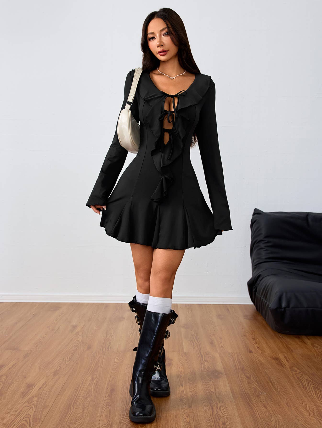 Black fungus edges form-fitting lace-up dress