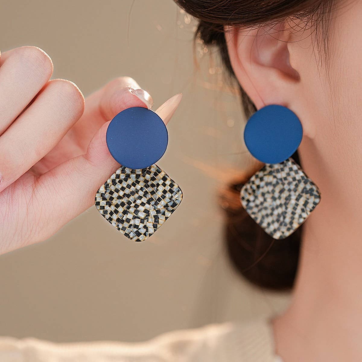 SIMPLE DIAMOND BLACK AND WHITE CHECK EARRINGS_CWAJE2472
