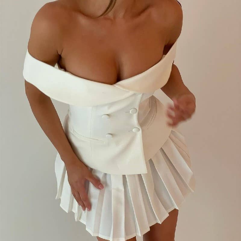 A stylish double-breasted top pleated skirt set
