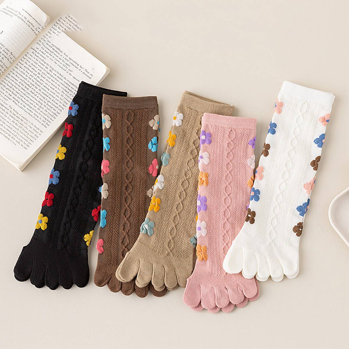 CWMS02729_WOMEN FIVE TOE CREW SOCKS CUTE FLORAL