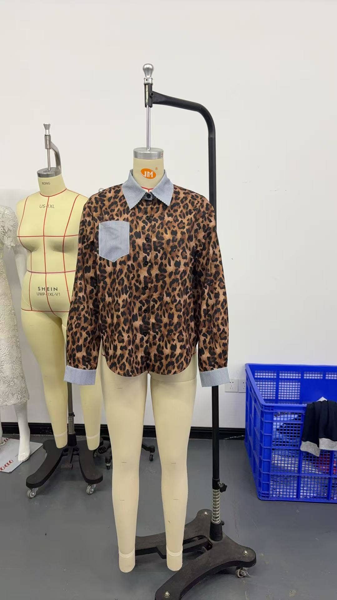 Fashionable leopard print patchwork loose shirt