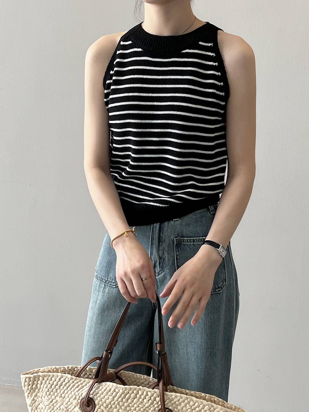 CREW-NECK SLEEVELESS BOTTOM STRIPED KNIT CAMISOLE