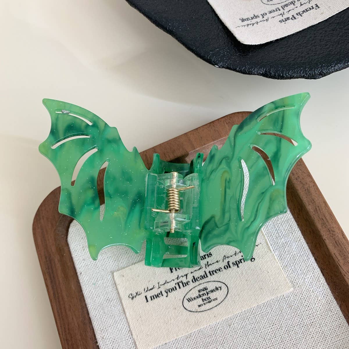 CWAHA07706_HALLOWEEN BAT WING CLAW HAIR CLIP