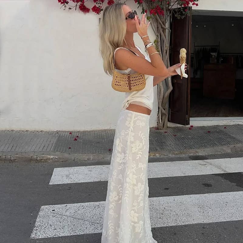 A low-waist hooked fashion slimming skirt