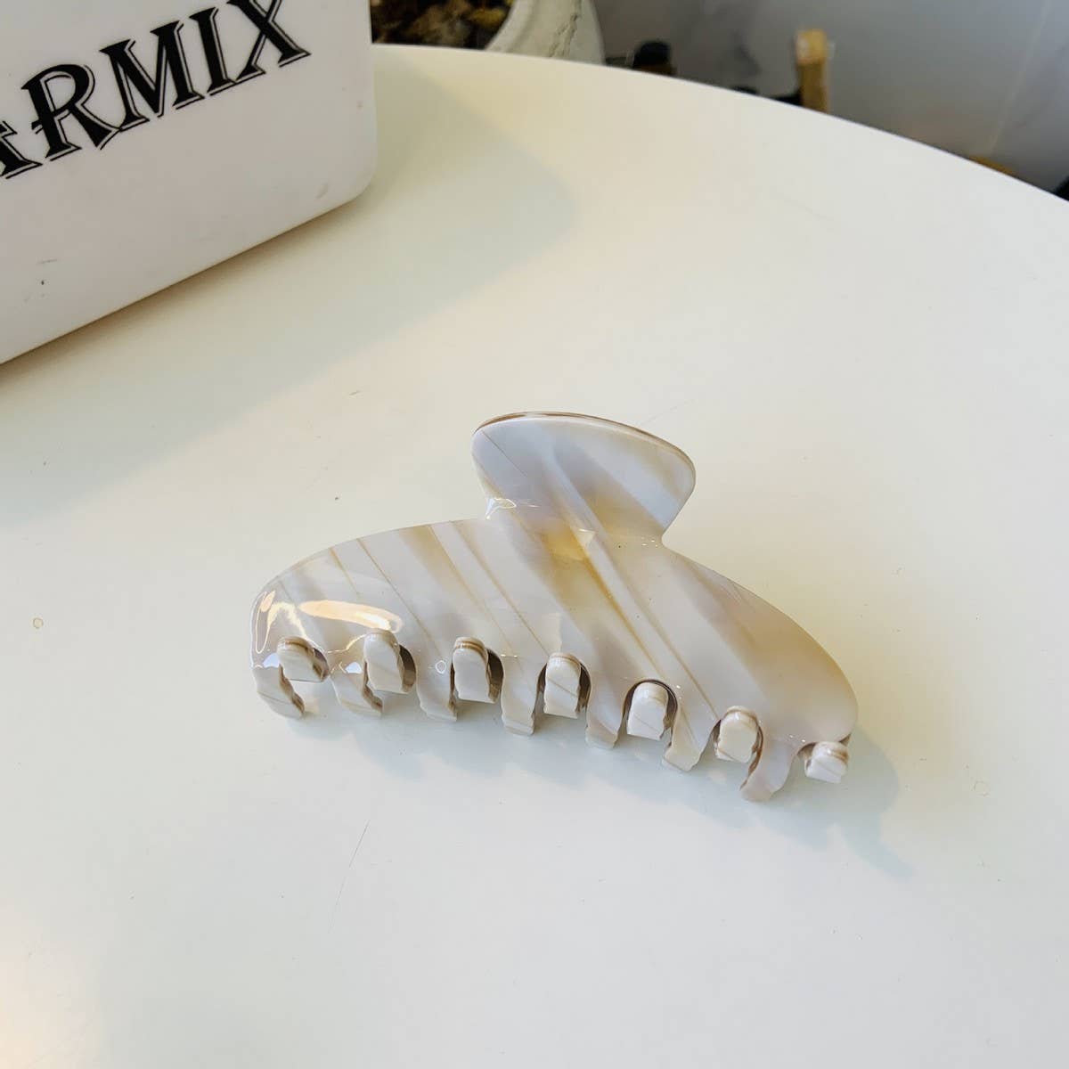 CWAHA5102_BLUE SKY WHITE CLOUD CAPPUCCINO HAIR CLAW CLIP