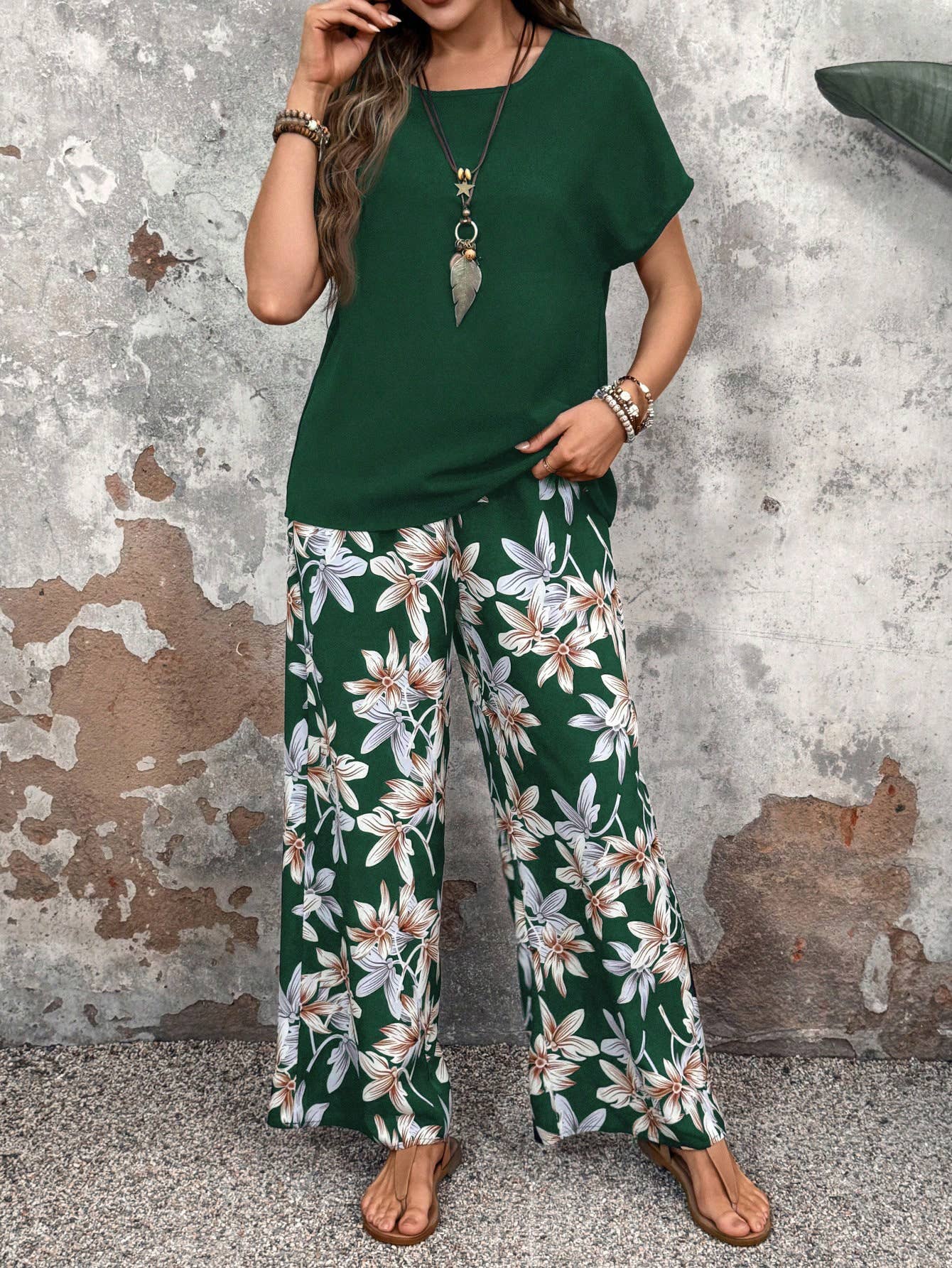 Casual ensemble with pullover printed crew neck