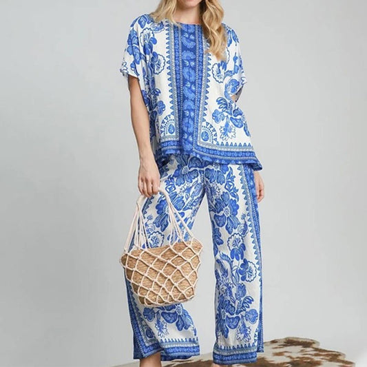 A two-piece set with floral prints middle sleeve