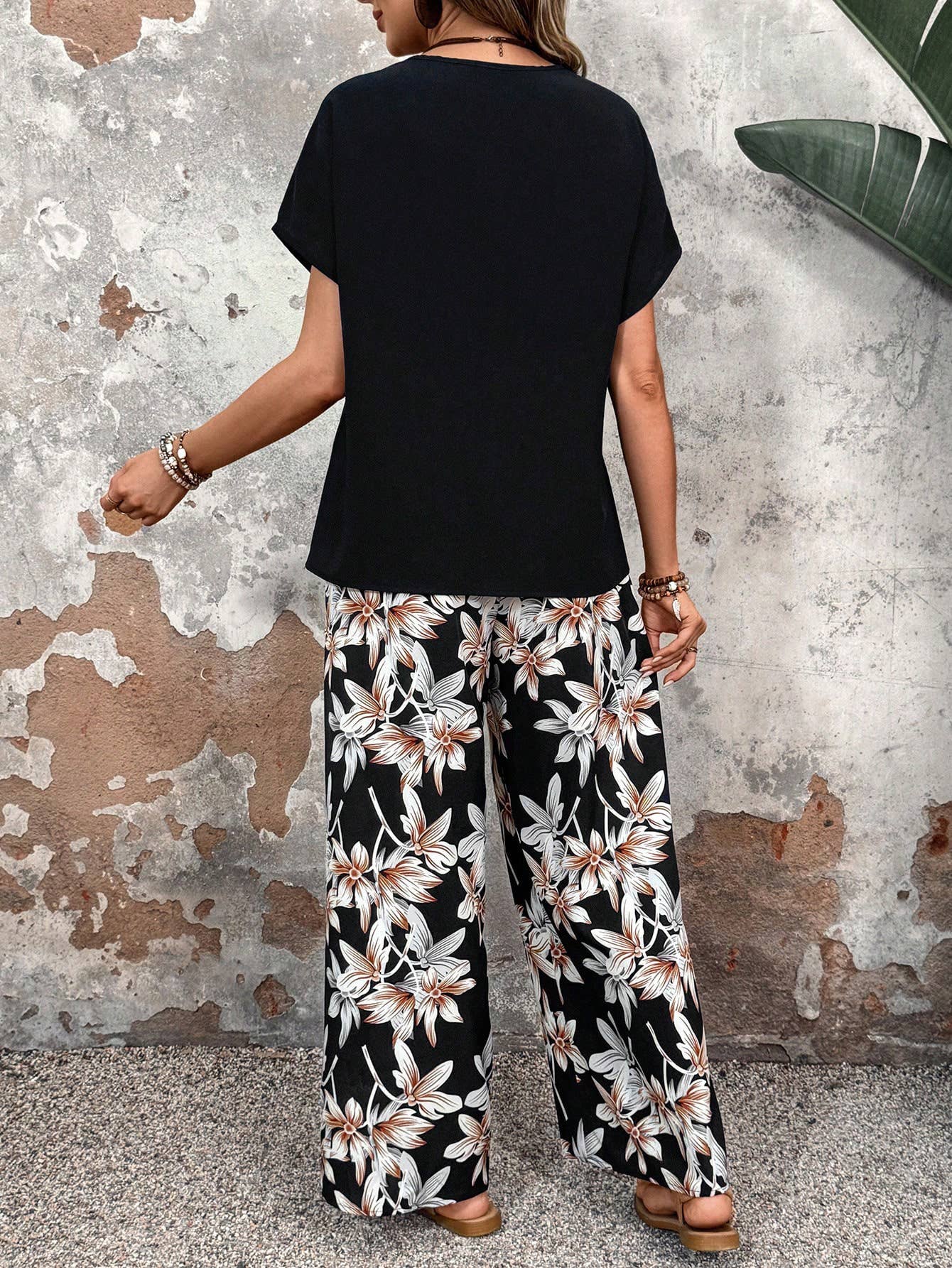 Casual ensemble with pullover printed crew neck