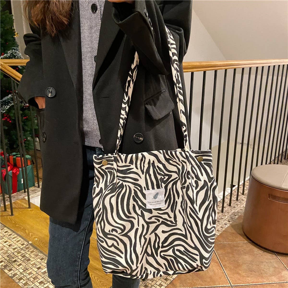 CWAB3899_CORDUROY SNAP-BUTTON LARGE-CAPACITY SHOULDER BAG