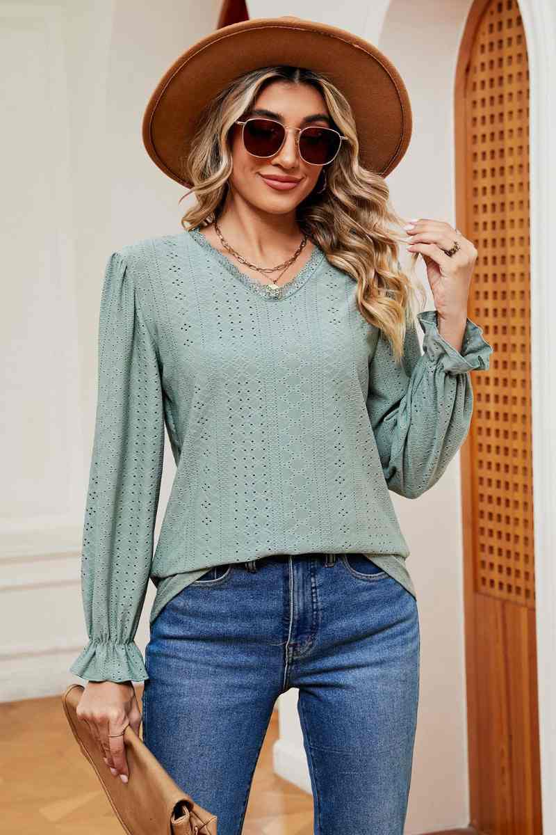 CWTBLL2841_COMMUTER LACE V-NECK LONG-SLEEVED TOP
