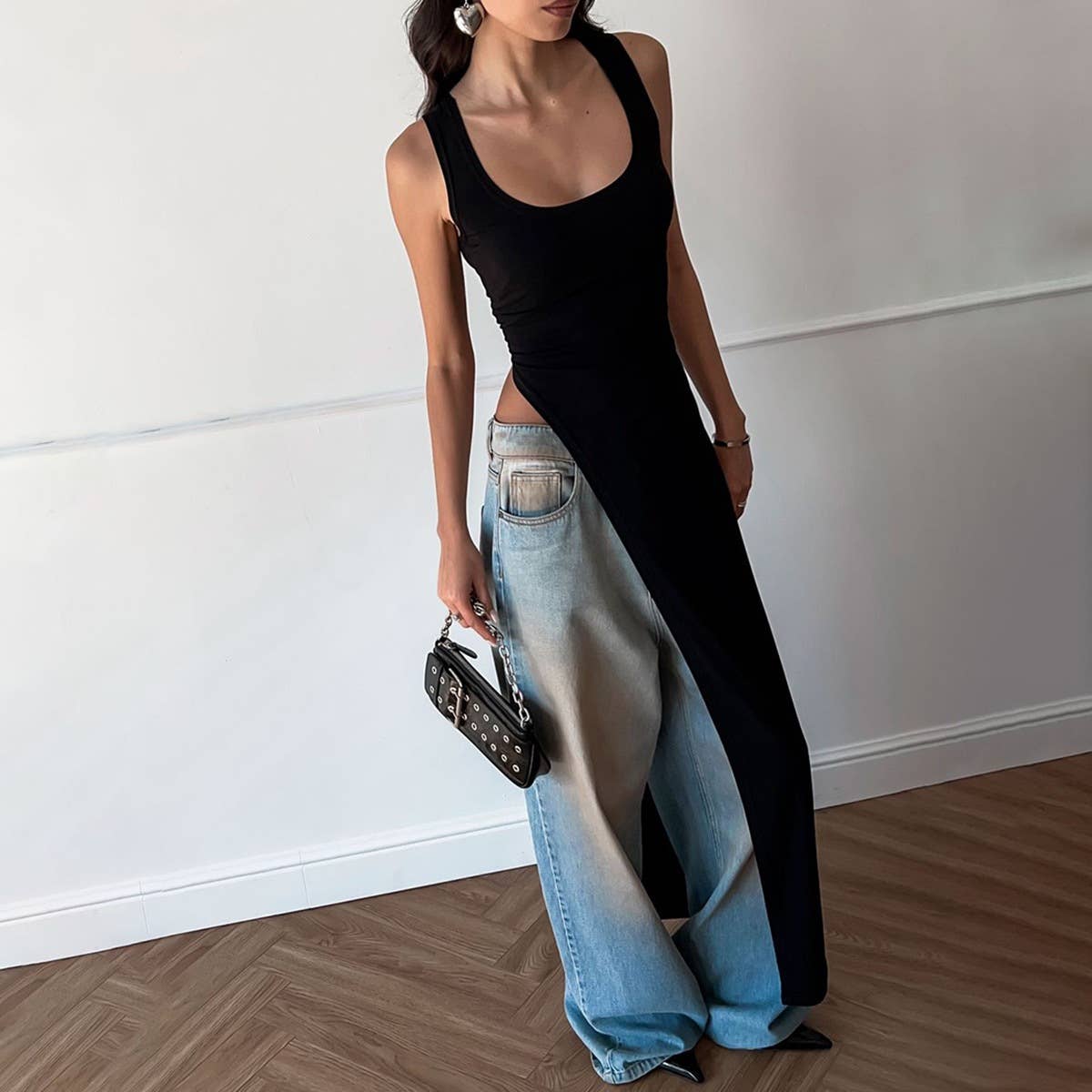 Figure-hugging slit dress with a unique design