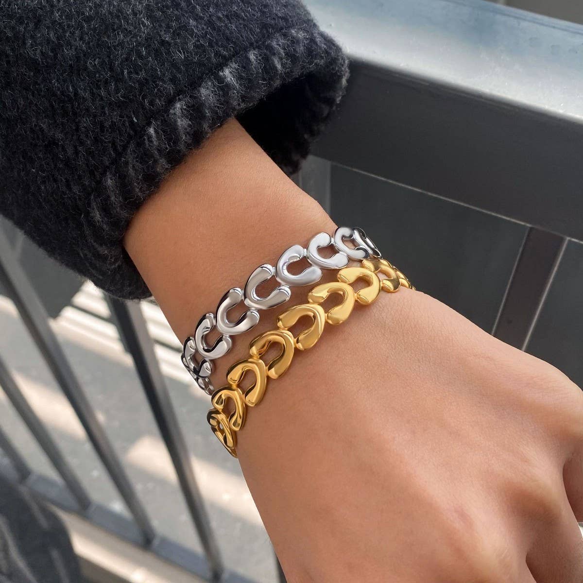 18K Gold V-Shaped Hollow Open Cuff Bracelet_CWAJE4856