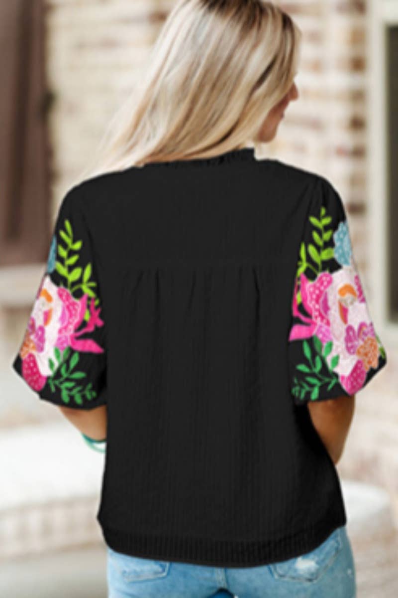 CWTBLS1387_ALL-OVER V-NECK SHORT-SLEEVED EMBROIDERED TOP