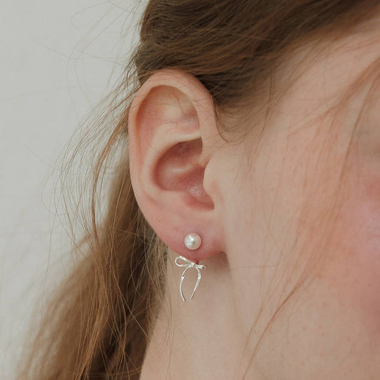 Sweet and elegant pearl bow earrings