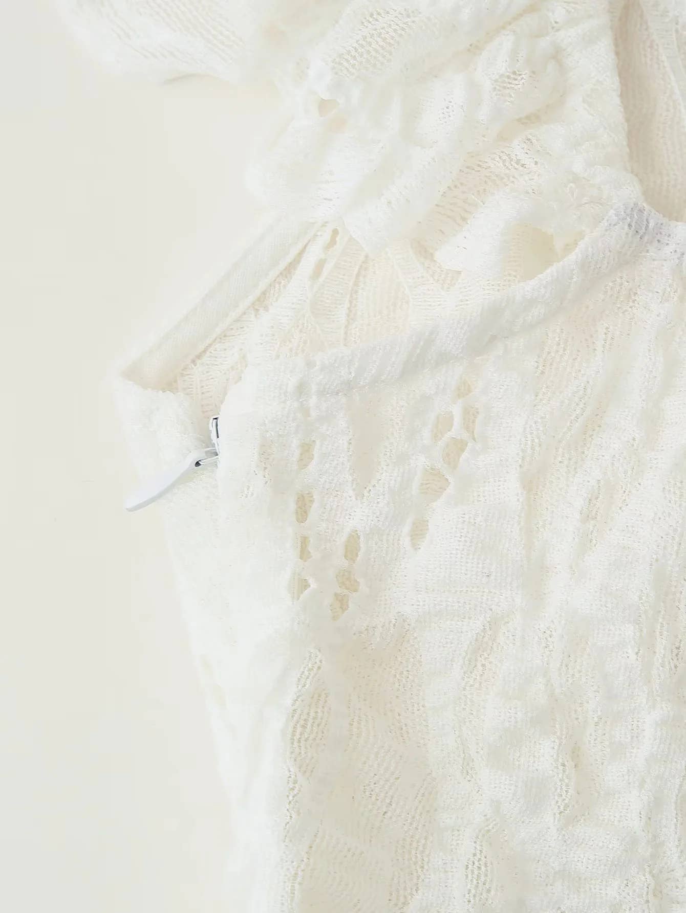 An irregular ruffled dress with a sense of design