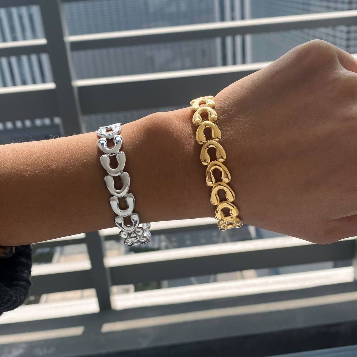 18K Gold V-Shaped Hollow Open Cuff Bracelet_CWAJE4856
