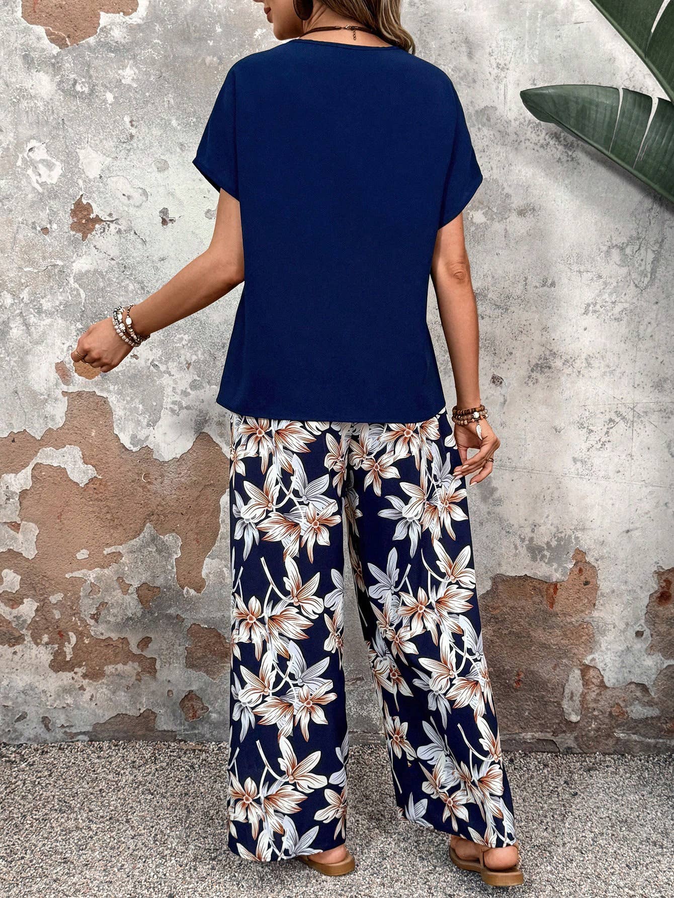 Casual ensemble with pullover printed crew neck