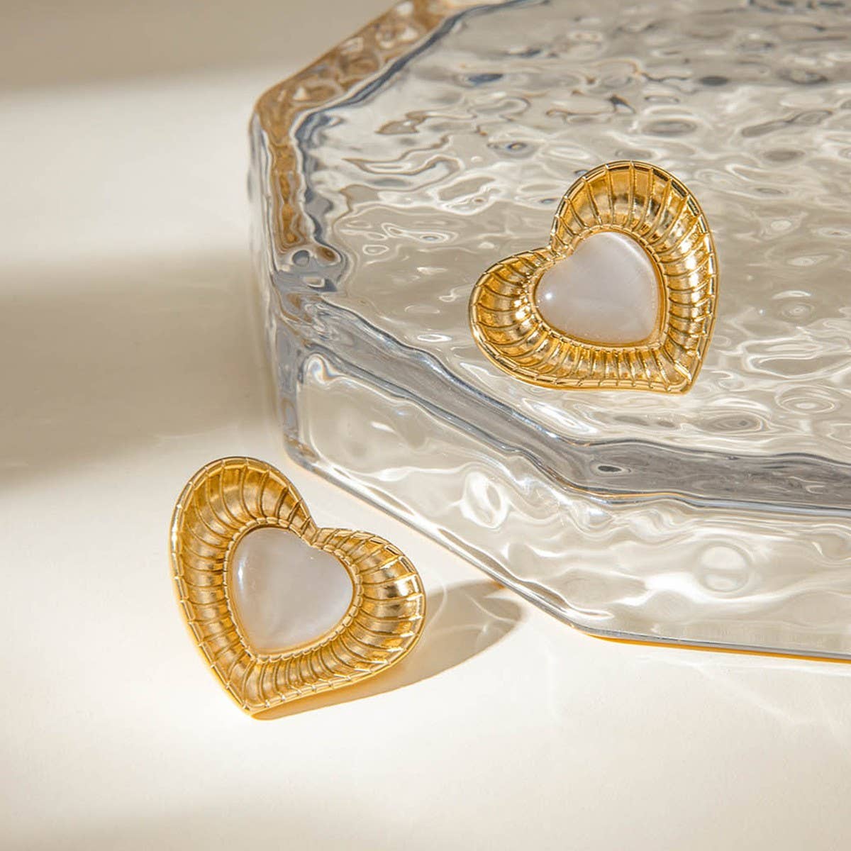 SIMPLE HEART RADIAL WHITE CAT'S EYE EARRINGS_CWAJE1802
