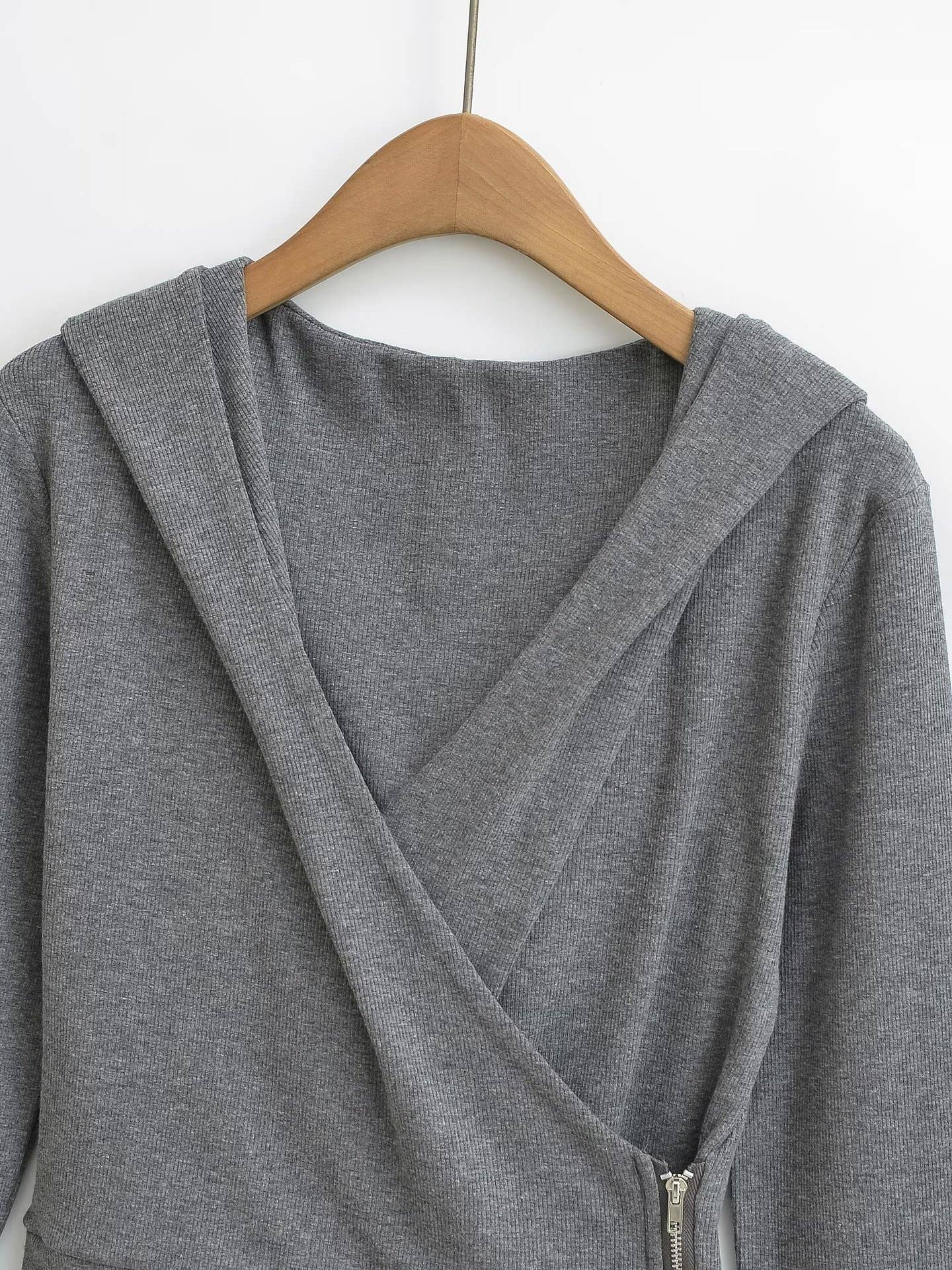 Design cross-V-neck zipper hooded sweatshirt